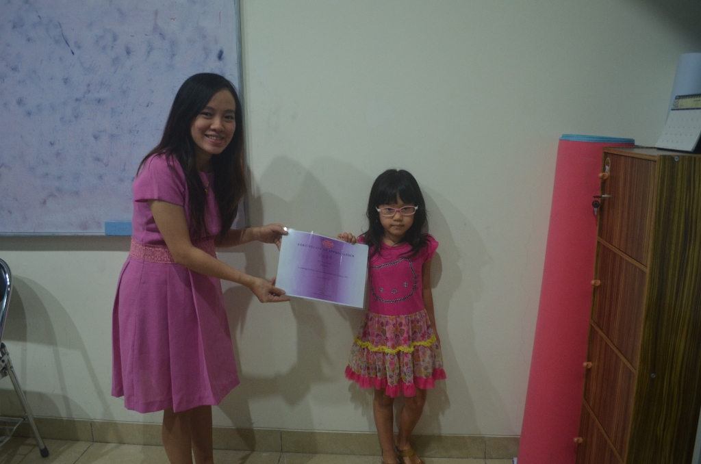 Cindy murid kelas 1 SD Pahoa mendapatkan sertifikat.