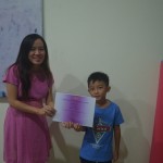 Bryan murid kelas 1 SD Tunas Bangsa mendapatkan sertifikat.